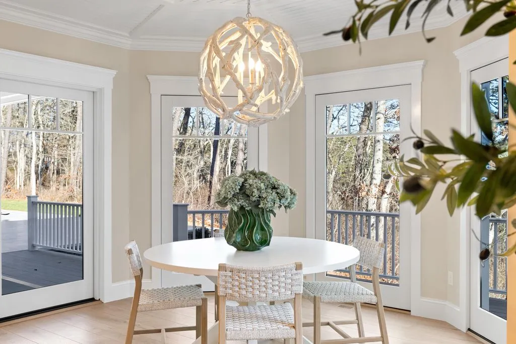 A Distinguished $6,888,000 Waterfront Residence with Breathtaking Vistas 13 19 Walkerwoods Drive A Breathtaking Waterfront Estate Showcasing Dramatic Coastal Vistas 14