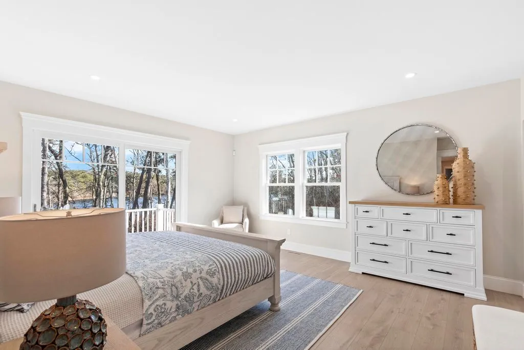 A Distinguished $6,888,000 Waterfront Residence with Breathtaking Vistas 19 19 Walkerwoods Drive A Breathtaking Waterfront Estate Showcasing Dramatic Coastal Vistas 15