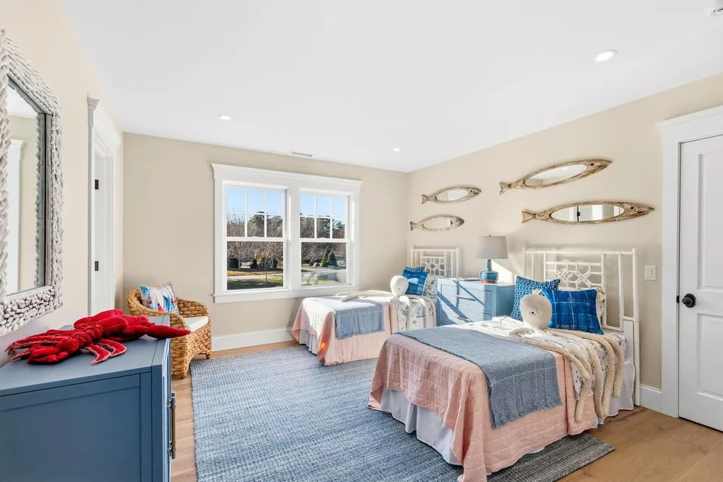 A Distinguished $6,888,000 Waterfront Residence with Breathtaking Vistas 21 19 Walkerwoods Drive A Breathtaking Waterfront Estate Showcasing Dramatic Coastal Vistas 17