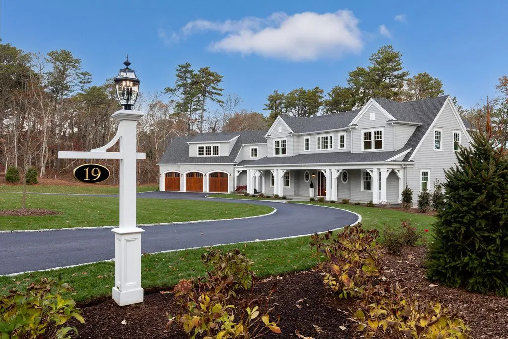 A Distinguished $6,888,000 Waterfront Residence with Breathtaking Vistas 6 19 Walkerwoods Drive A Breathtaking Waterfront Estate Showcasing Dramatic Coastal Vistas 2