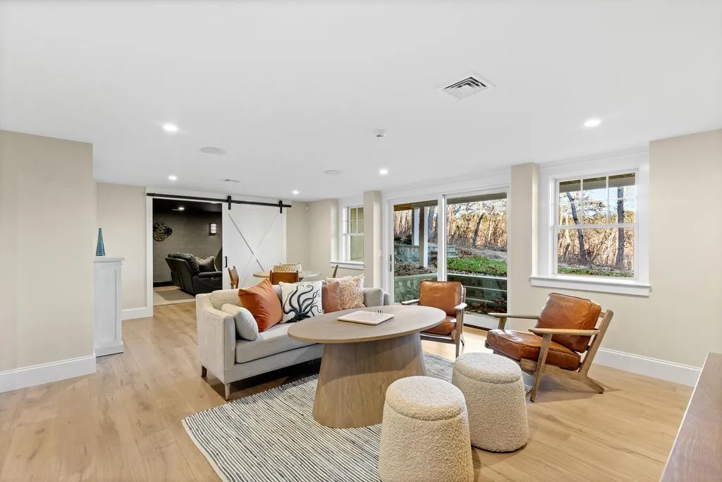 A Distinguished $6,888,000 Waterfront Residence with Breathtaking Vistas 24 19 Walkerwoods Drive A Breathtaking Waterfront Estate Showcasing Dramatic Coastal Vistas 20