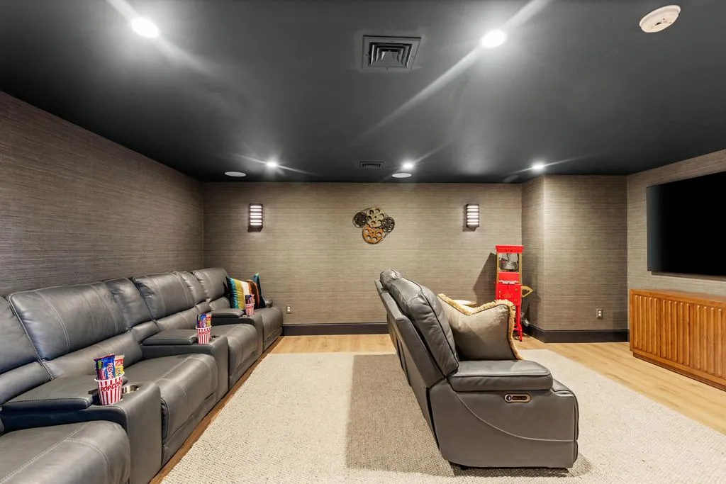 A Distinguished $6,888,000 Waterfront Residence with Breathtaking Vistas 25 19 Walkerwoods Drive A Breathtaking Waterfront Estate Showcasing Dramatic Coastal Vistas 21