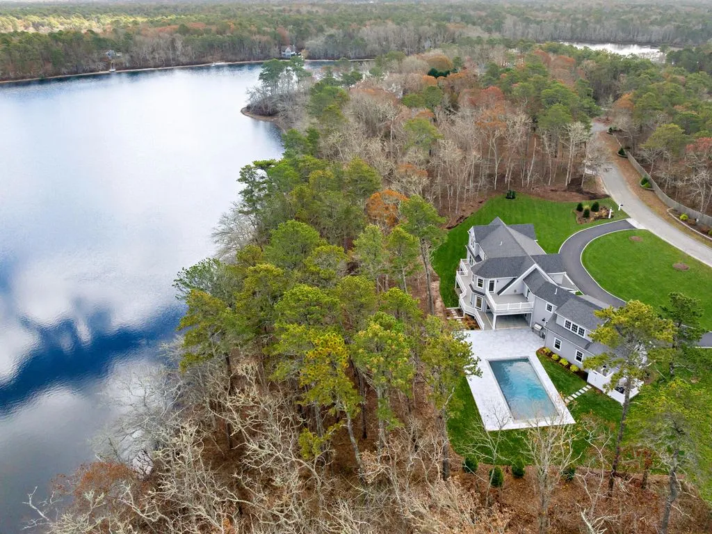 A Distinguished $6,888,000 Waterfront Residence with Breathtaking Vistas 7 19 Walkerwoods Drive A Breathtaking Waterfront Estate Showcasing Dramatic Coastal Vistas 3