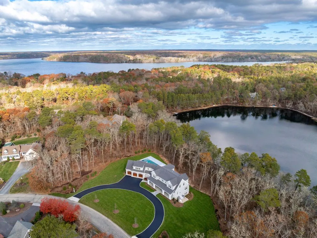 A Distinguished $6,888,000 Waterfront Residence with Breathtaking Vistas 15 19 Walkerwoods Drive A Breathtaking Waterfront Estate Showcasing Dramatic Coastal Vistas 5