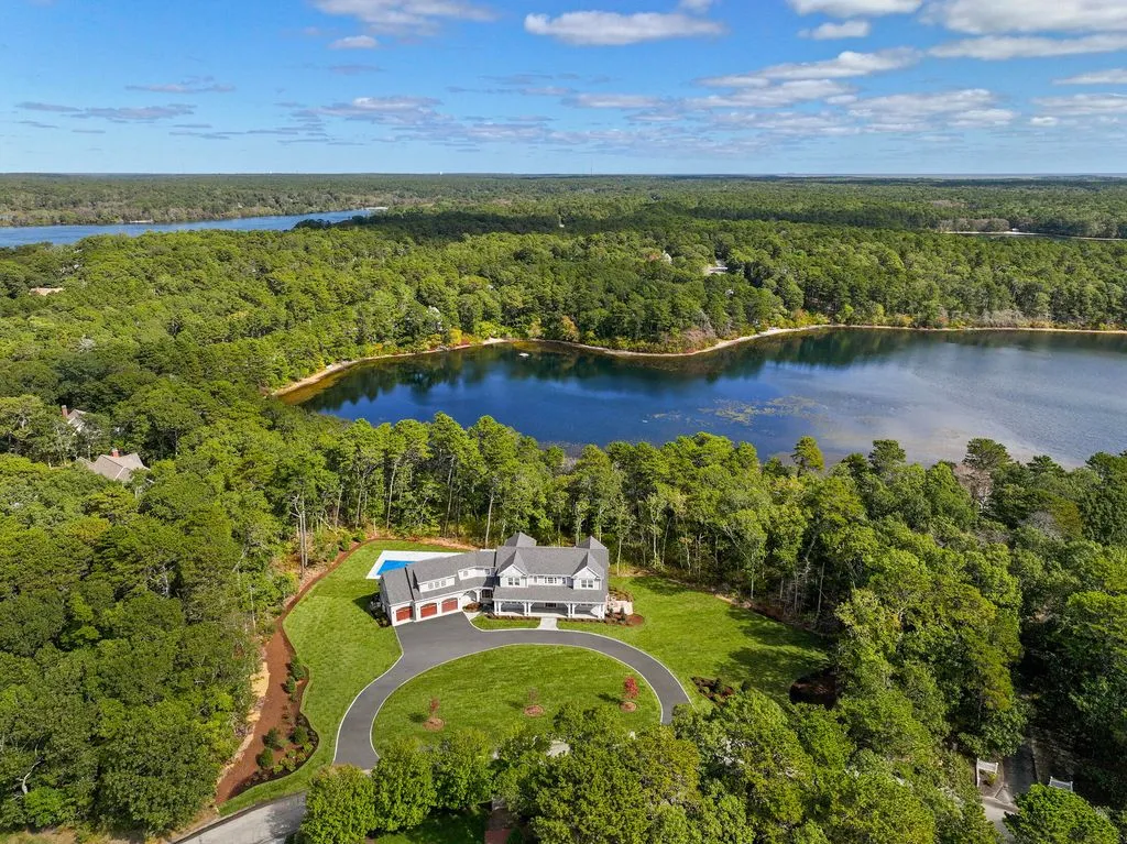 A Distinguished $6,888,000 Waterfront Residence with Breathtaking Vistas 16 19 Walkerwoods Drive A Breathtaking Waterfront Estate Showcasing Dramatic Coastal Vistas 6