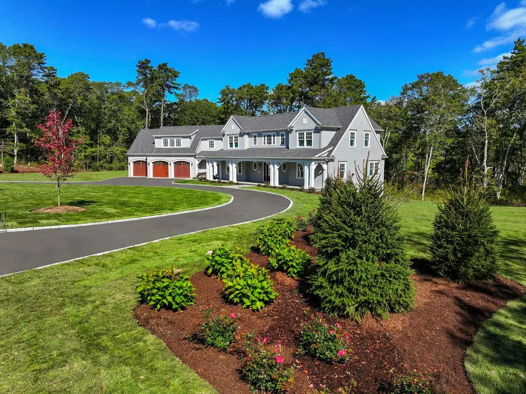 A Distinguished $6,888,000 Waterfront Residence with Breathtaking Vistas 17 19 Walkerwoods Drive A Breathtaking Waterfront Estate Showcasing Dramatic Coastal Vistas 7