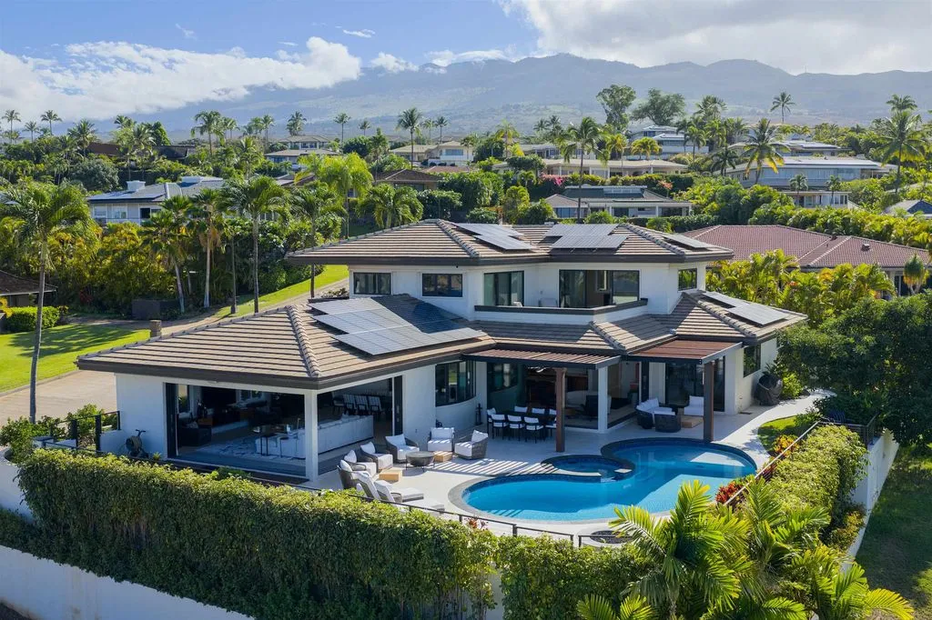 This Spectacular New Estate Captures Panoramic Views From Kahoʻolawe to the West Maui Mountains at $7,495,000 27 192 Halau Pl Showcases a Breathtaking New Estate With Sweeping Views From Kahoʻolawe to the West Maui Mountains 16