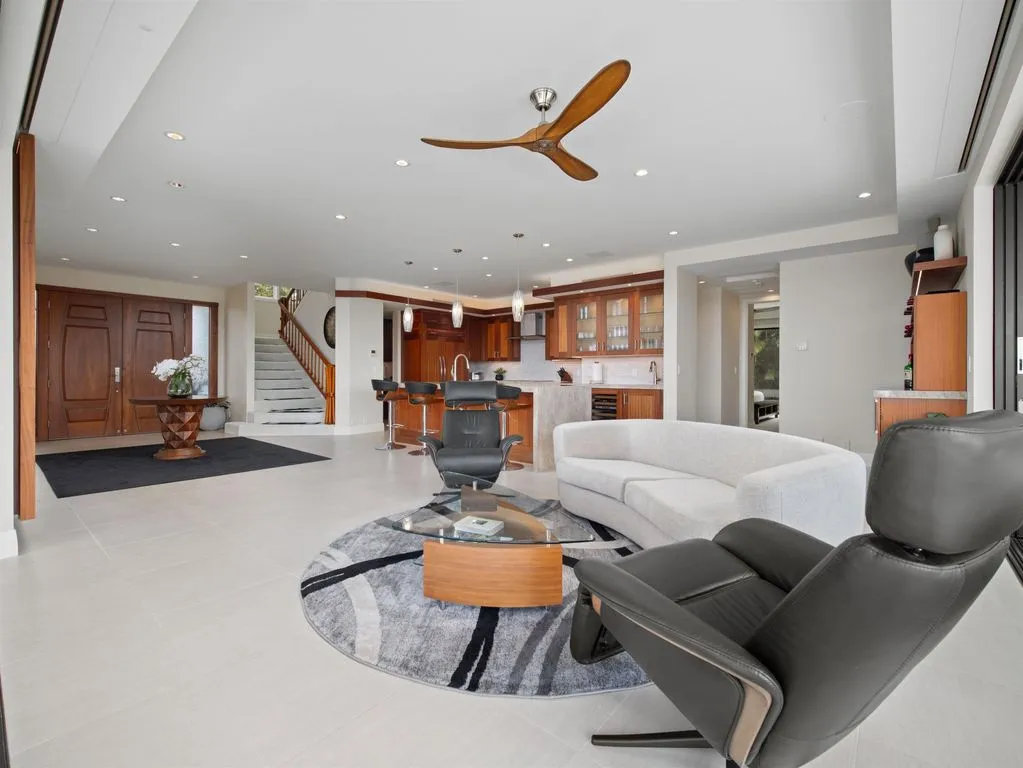 This Spectacular New Estate Captures Panoramic Views From Kahoʻolawe to the West Maui Mountains at $7,495,000 13 192 Halau Pl Showcases a Breathtaking New Estate With Sweeping Views From Kahoʻolawe to the West Maui Mountains 17