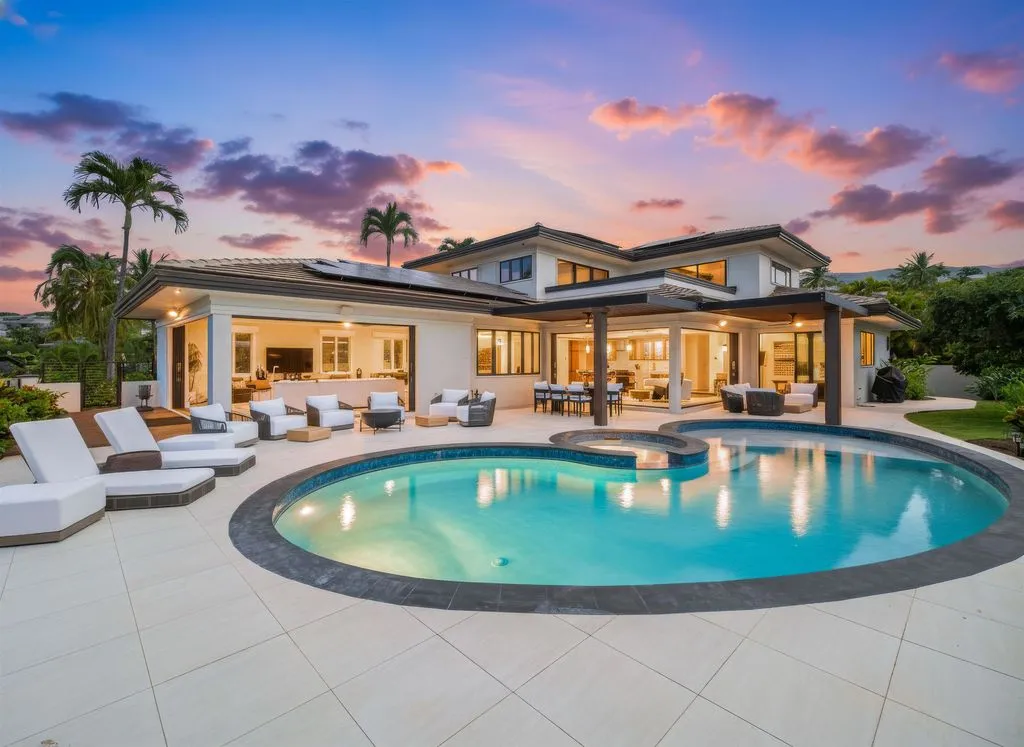 This Spectacular New Estate Captures Panoramic Views From Kahoʻolawe to the West Maui Mountains at $7,495,000 28 192 Halau Pl Showcases a Breathtaking New Estate With Sweeping Views From Kahoʻolawe to the West Maui Mountains 24