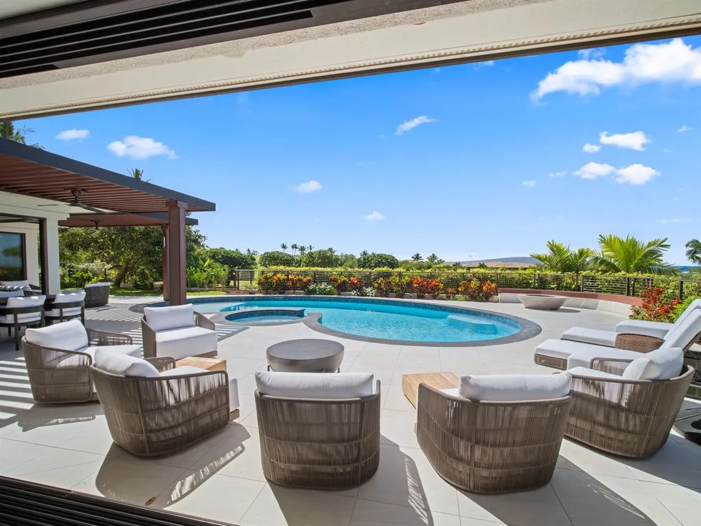 This Spectacular New Estate Captures Panoramic Views From Kahoʻolawe to the West Maui Mountains at $7,495,000 23 192 Halau Pl Showcases a Breathtaking New Estate With Sweeping Views From Kahoʻolawe to the West Maui Mountains 5