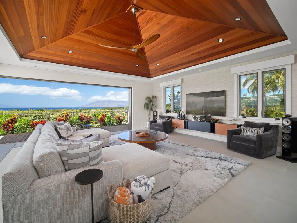 This Spectacular New Estate Captures Panoramic Views From Kahoʻolawe to the West Maui Mountains at $7,495,000 7 192 Halau Pl Showcases a Breathtaking New Estate With Sweeping Views From Kahoʻolawe to the West Maui Mountains 6