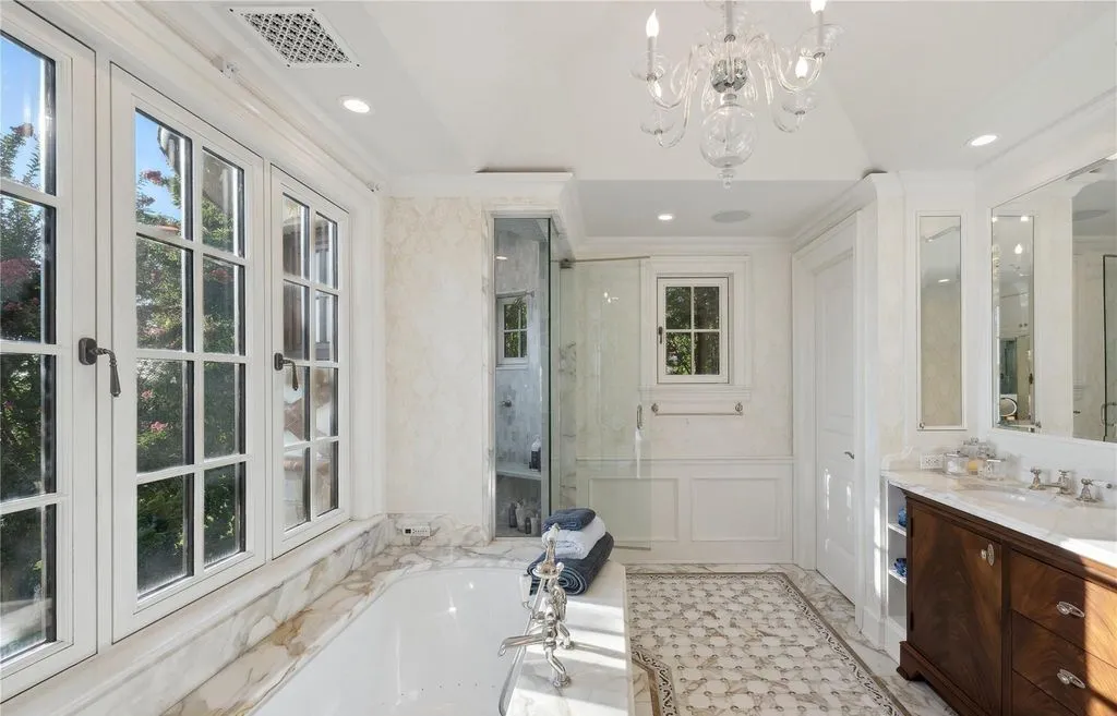 Classic Grandeur Meets the Water: A $8.5M Manor Overlooking Oyster Bay Harbor 17 200 Centre Island Road An Extraordinary Oyster Bay Harbor Waterfront Manor 13