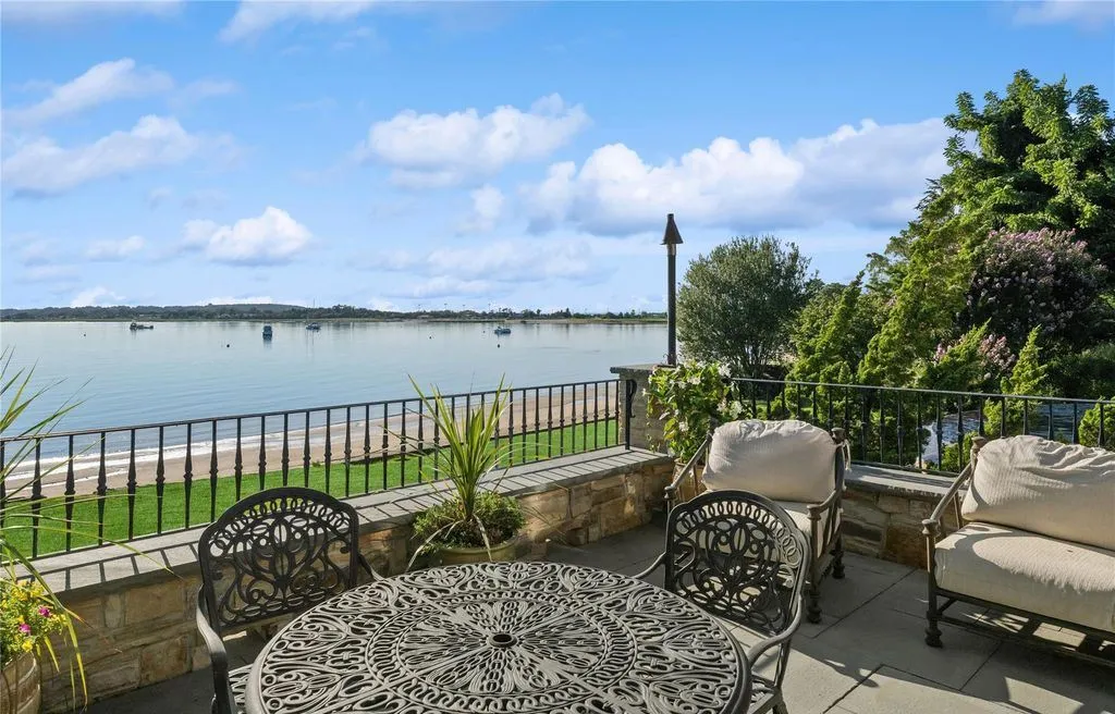 Classic Grandeur Meets the Water: A $8.5M Manor Overlooking Oyster Bay Harbor 19 200 Centre Island Road An Extraordinary Oyster Bay Harbor Waterfront Manor 15