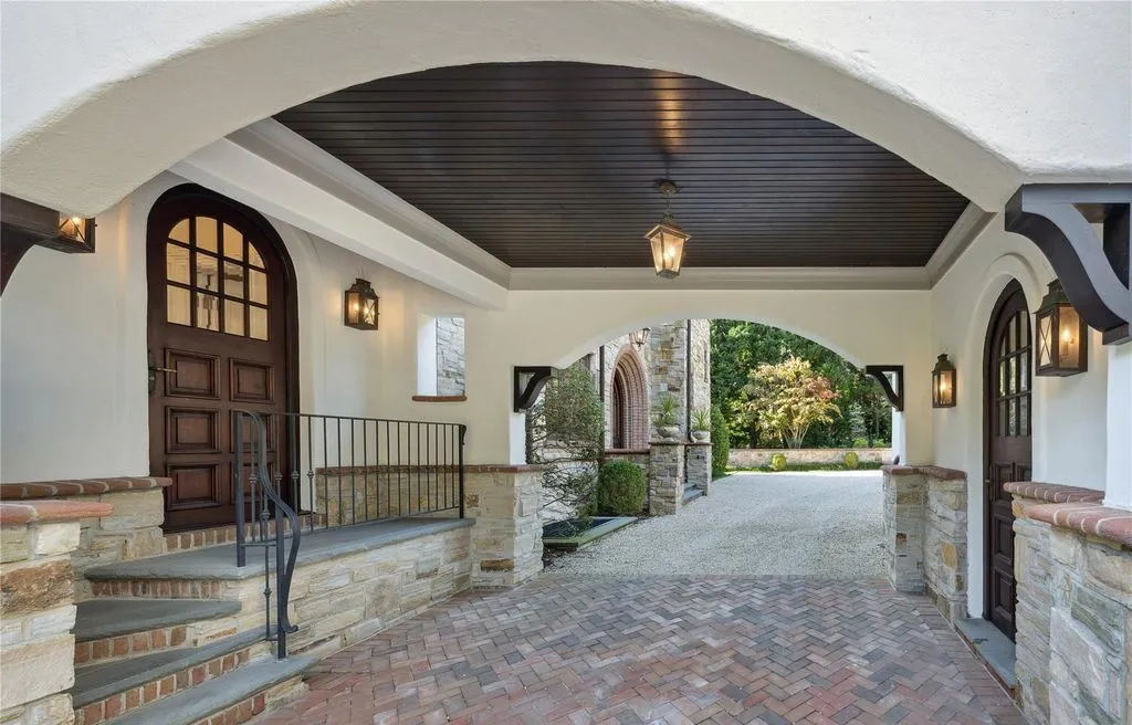 Classic Grandeur Meets the Water: A $8.5M Manor Overlooking Oyster Bay Harbor 25 200 Centre Island Road An Extraordinary Oyster Bay Harbor Waterfront Manor 23