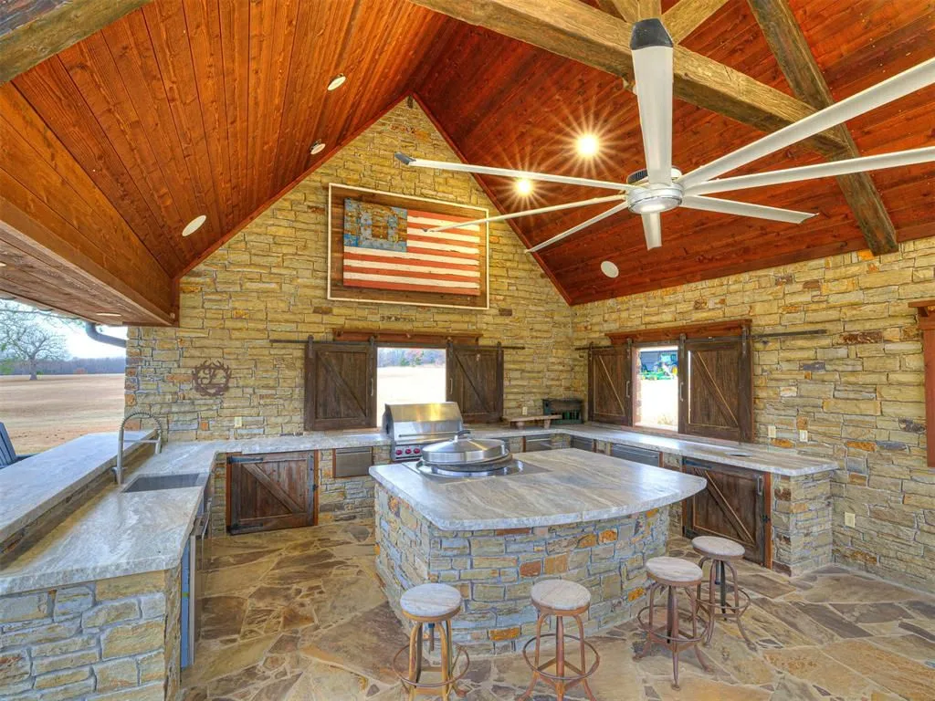 Oklahoma’s Exceptional 65-Acre Luxury Retreat Asking $5,495,000 25 27280 N County Road 3250 An Exceptional 65 Acre Oklahoma Luxury Hideaway 10
