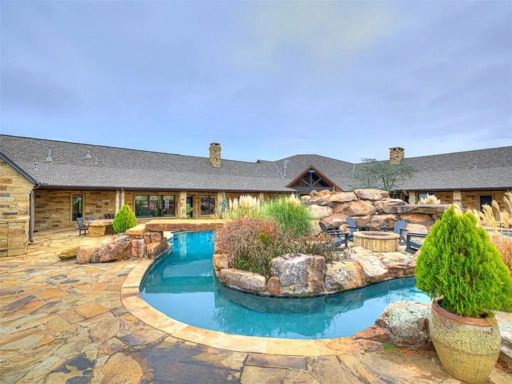 Oklahoma’s Exceptional 65-Acre Luxury Retreat Asking $5,495,000 26 27280 N County Road 3250 An Exceptional 65 Acre Oklahoma Luxury Hideaway 11