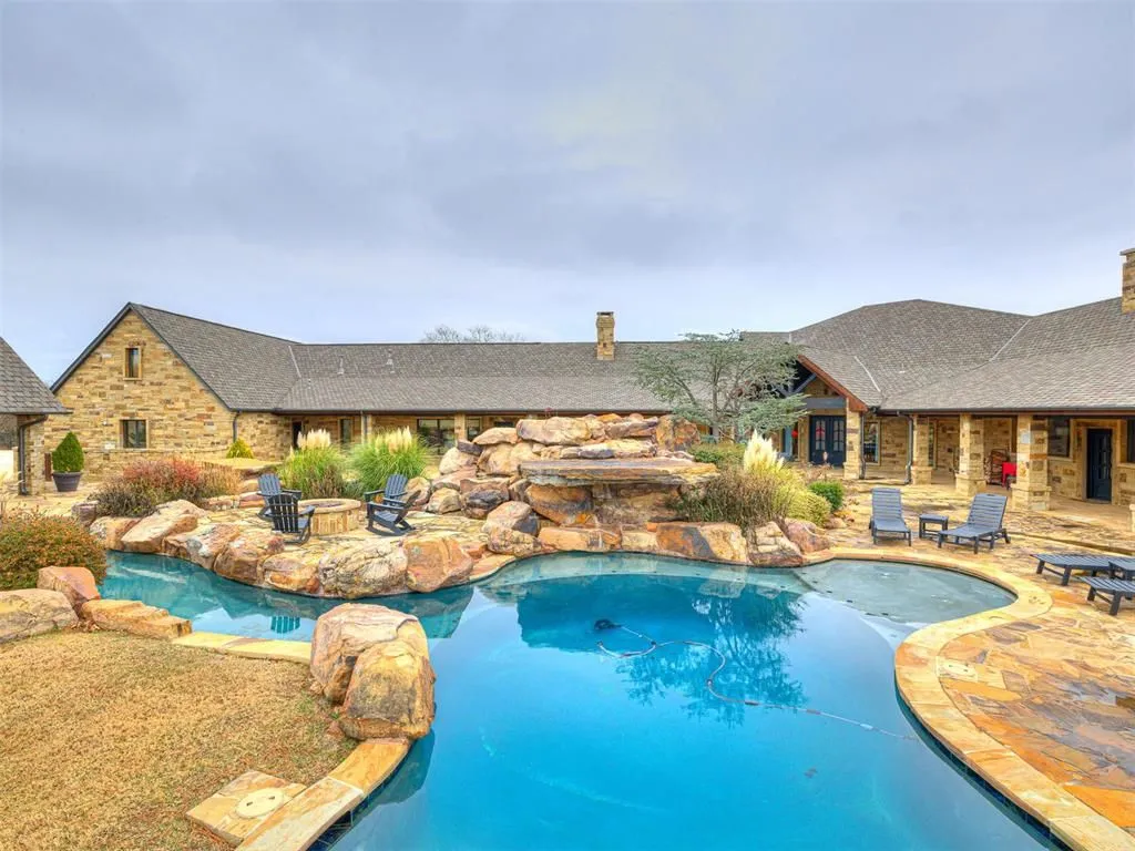 Oklahoma’s Exceptional 65-Acre Luxury Retreat Asking $5,495,000 27 27280 N County Road 3250 An Exceptional 65 Acre Oklahoma Luxury Hideaway 12