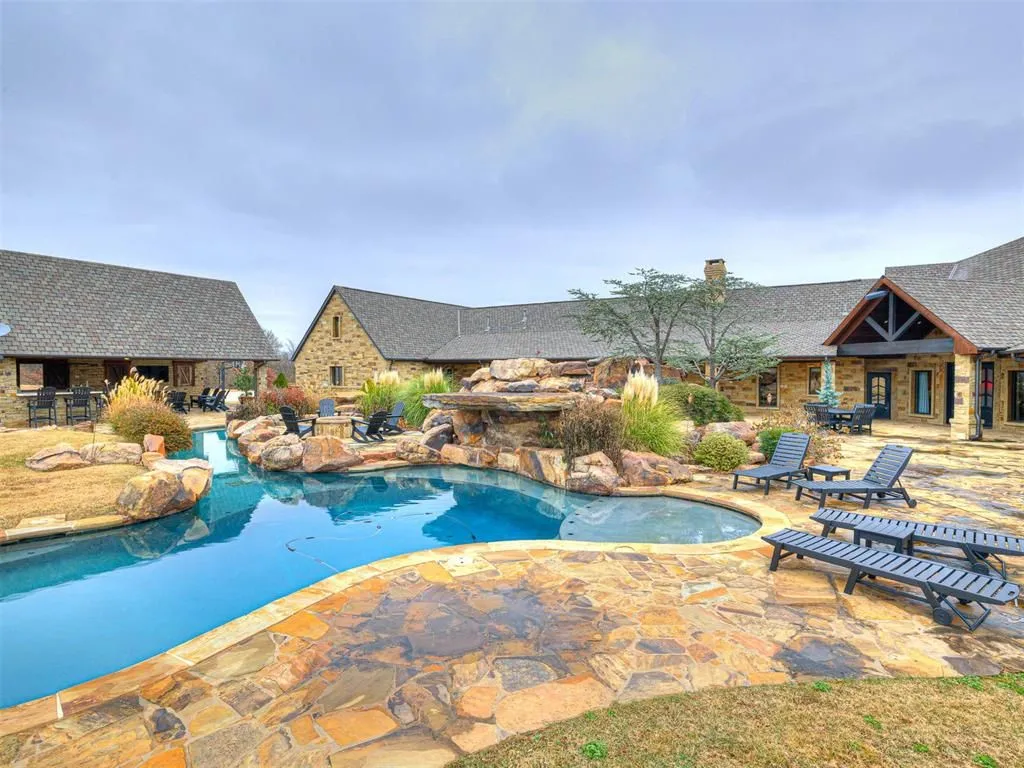Oklahoma’s Exceptional 65-Acre Luxury Retreat Asking $5,495,000 28 27280 N County Road 3250 An Exceptional 65 Acre Oklahoma Luxury Hideaway 13