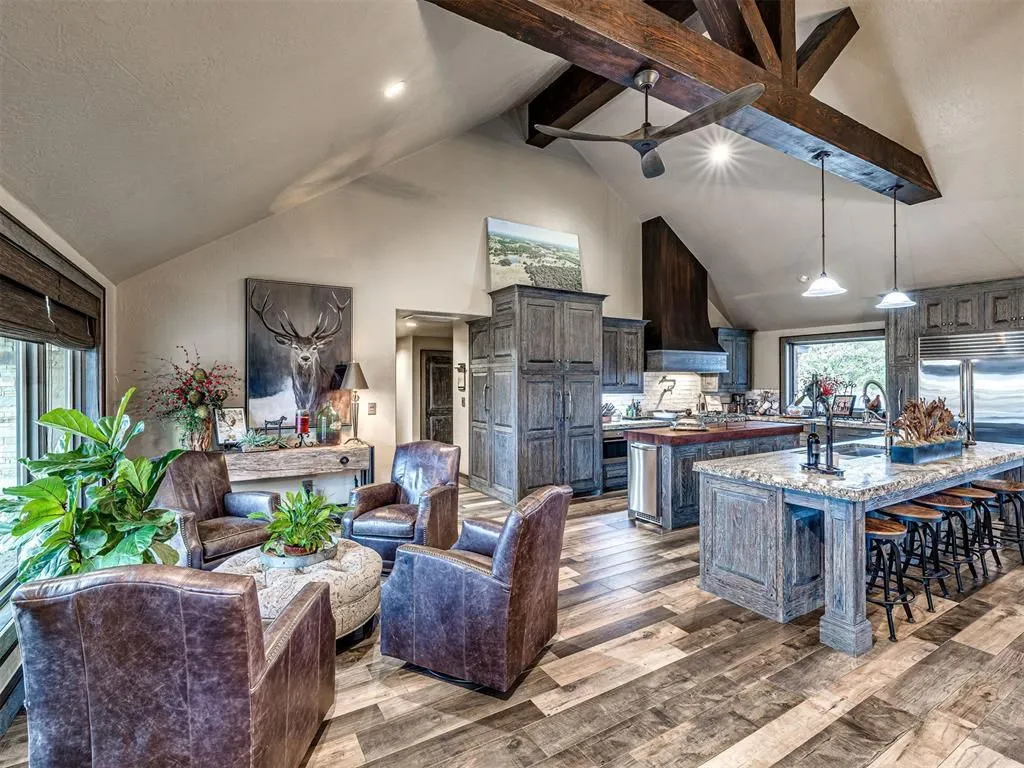 Oklahoma’s Exceptional 65-Acre Luxury Retreat Asking $5,495,000 12 27280 N County Road 3250 An Exceptional 65 Acre Oklahoma Luxury Hideaway 17