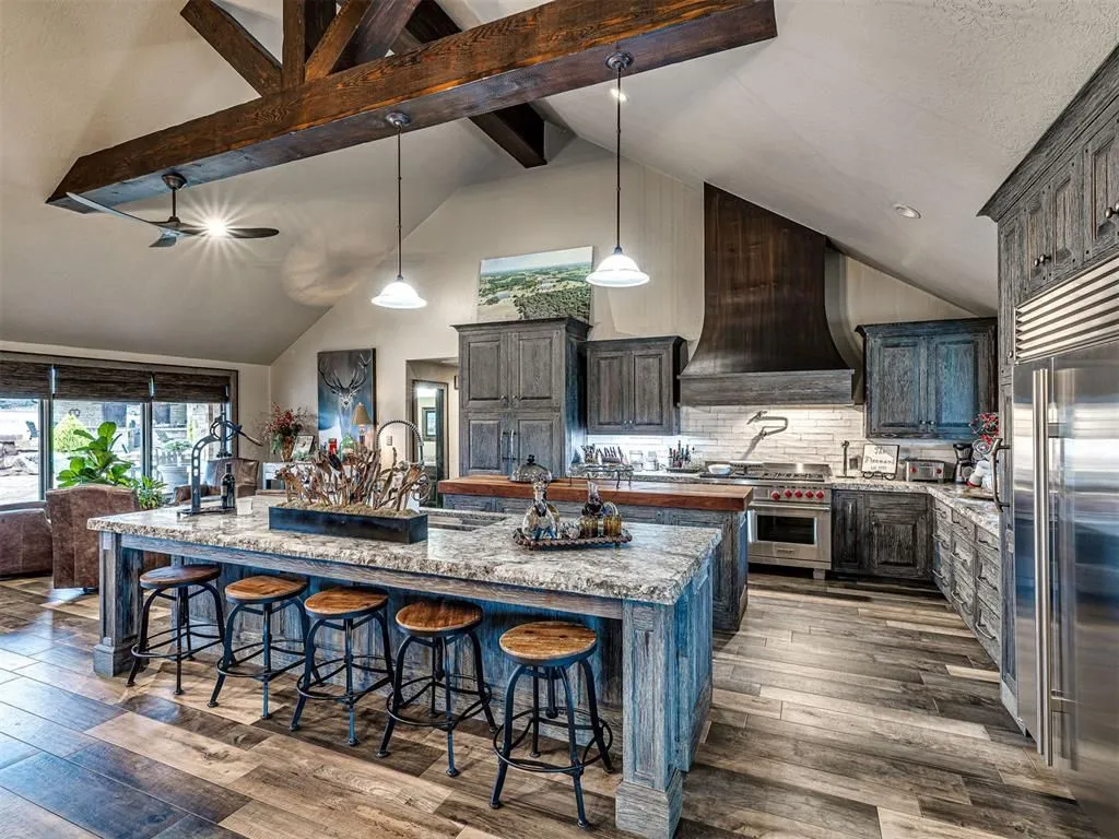 Oklahoma’s Exceptional 65-Acre Luxury Retreat Asking $5,495,000 13 27280 N County Road 3250 An Exceptional 65 Acre Oklahoma Luxury Hideaway 18