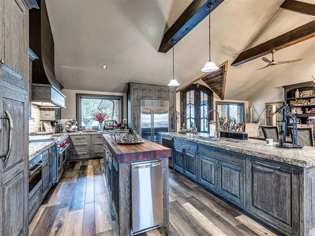 Oklahoma’s Exceptional 65-Acre Luxury Retreat Asking $5,495,000 14 27280 N County Road 3250 An Exceptional 65 Acre Oklahoma Luxury Hideaway 19