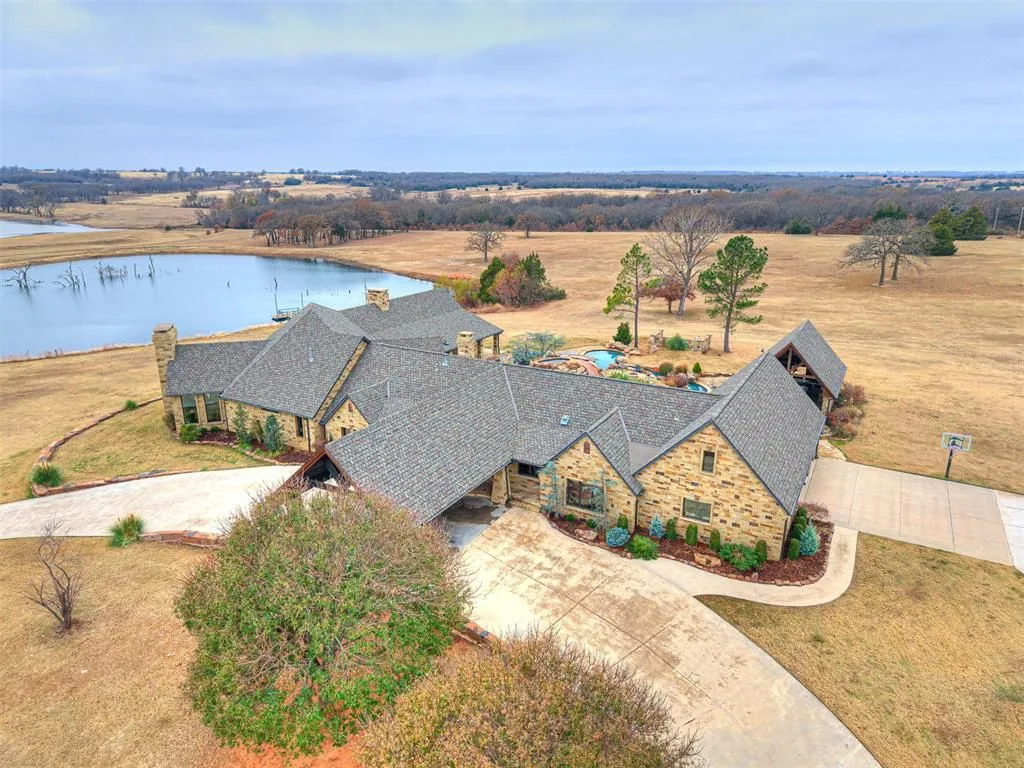Oklahoma’s Exceptional 65-Acre Luxury Retreat Asking $5,495,000 6 27280 N County Road 3250 An Exceptional 65 Acre Oklahoma Luxury Hideaway 2