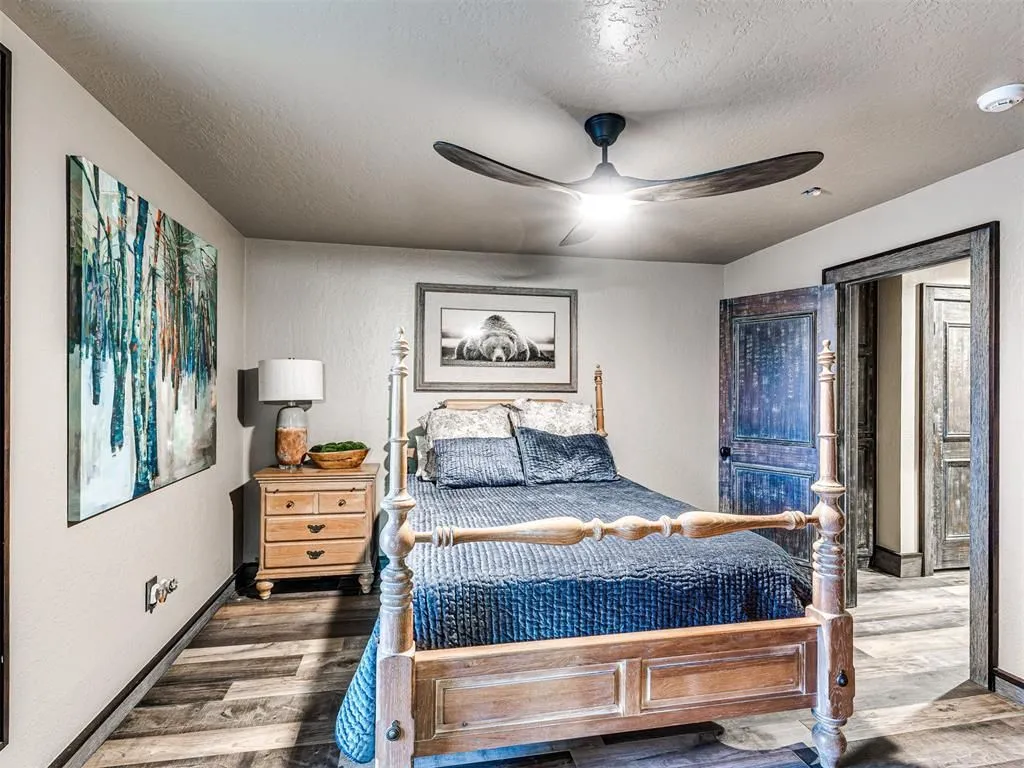 Oklahoma’s Exceptional 65-Acre Luxury Retreat Asking $5,495,000 16 27280 N County Road 3250 An Exceptional 65 Acre Oklahoma Luxury Hideaway 21