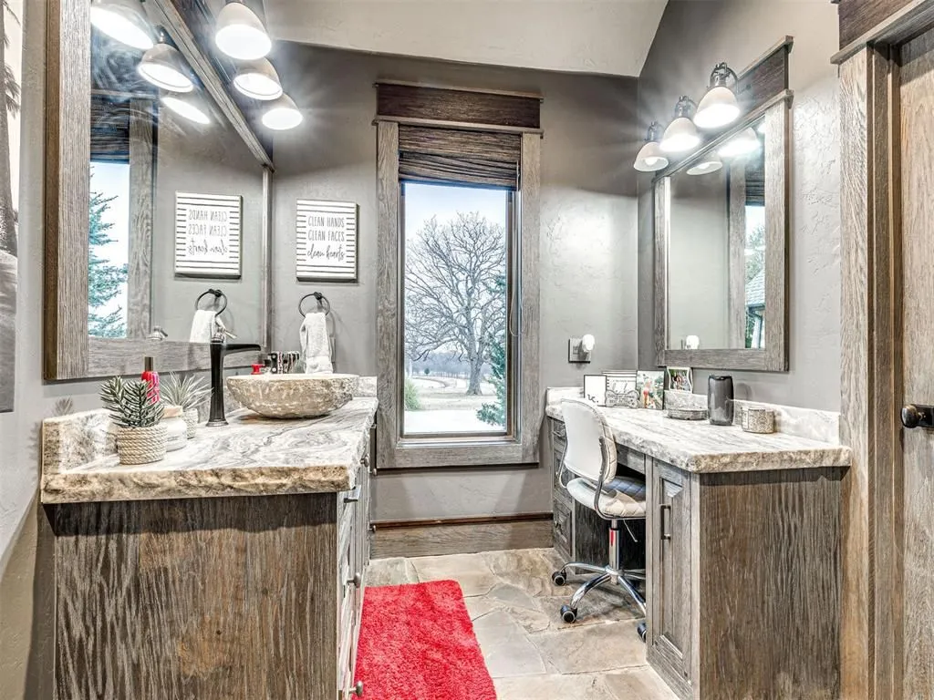 Oklahoma’s Exceptional 65-Acre Luxury Retreat Asking $5,495,000 17 27280 N County Road 3250 An Exceptional 65 Acre Oklahoma Luxury Hideaway 22