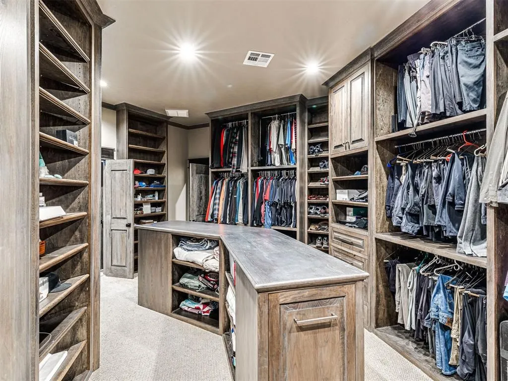 Oklahoma’s Exceptional 65-Acre Luxury Retreat Asking $5,495,000 18 27280 N County Road 3250 An Exceptional 65 Acre Oklahoma Luxury Hideaway 23