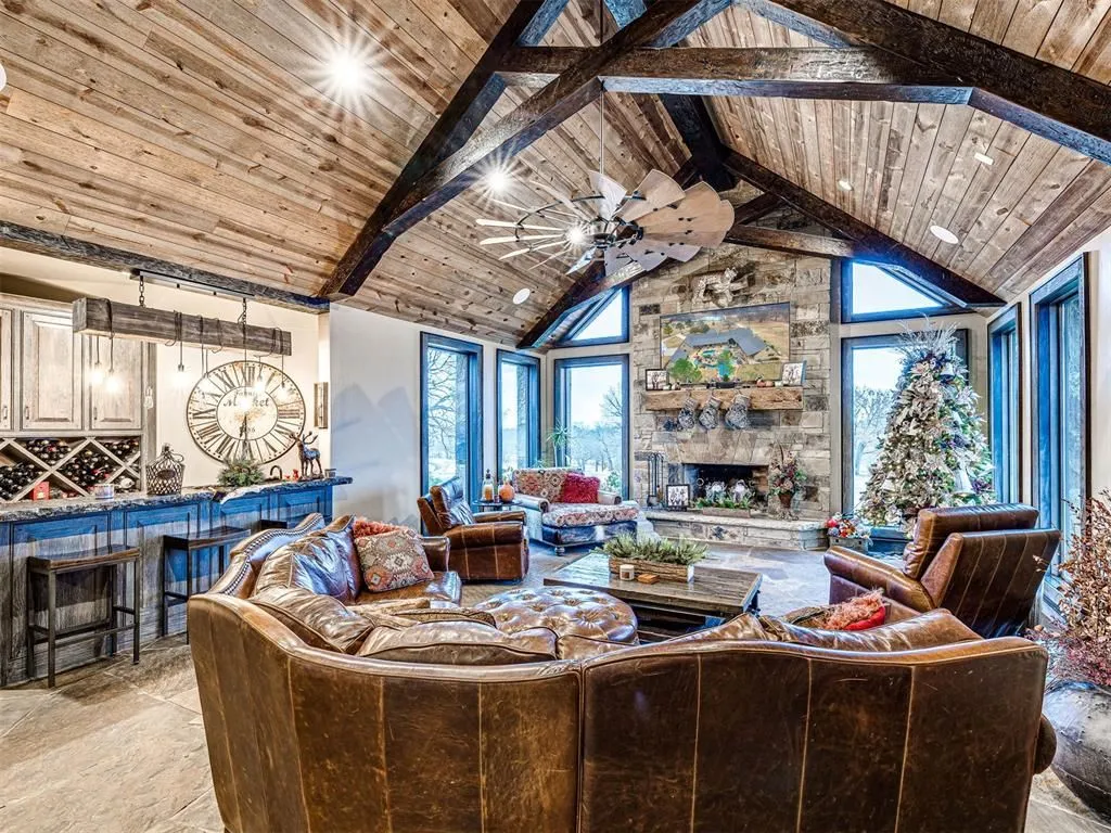 Oklahoma’s Exceptional 65-Acre Luxury Retreat Asking $5,495,000 19 27280 N County Road 3250 An Exceptional 65 Acre Oklahoma Luxury Hideaway 24