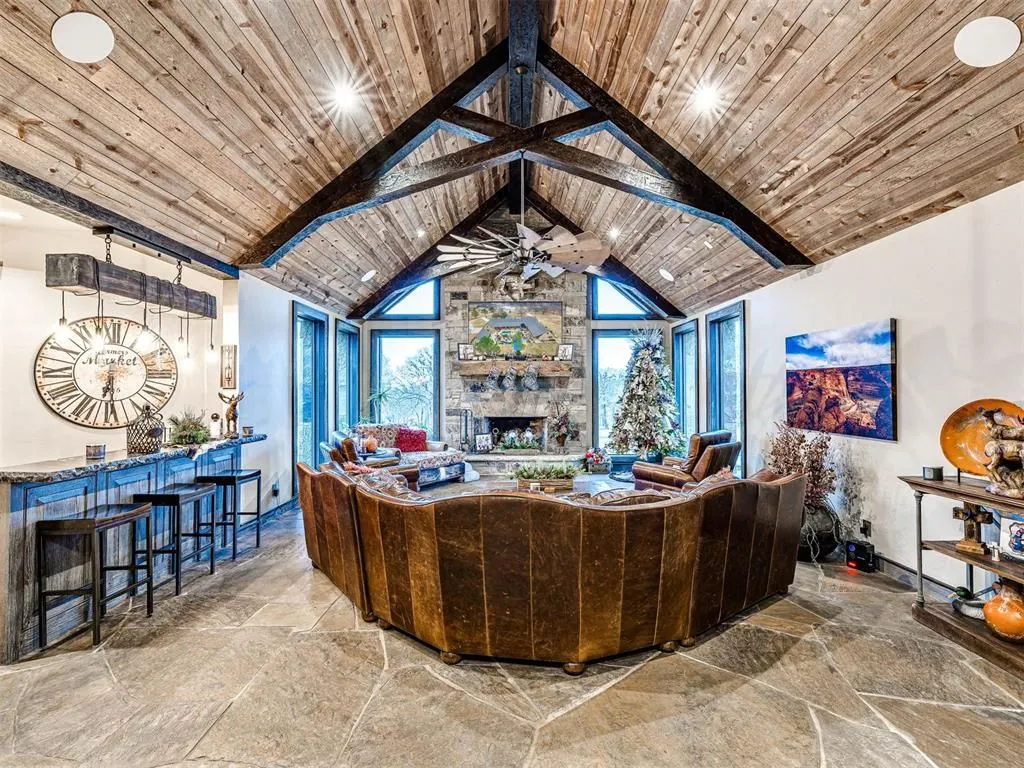 Oklahoma’s Exceptional 65-Acre Luxury Retreat Asking $5,495,000 20 27280 N County Road 3250 An Exceptional 65 Acre Oklahoma Luxury Hideaway 25