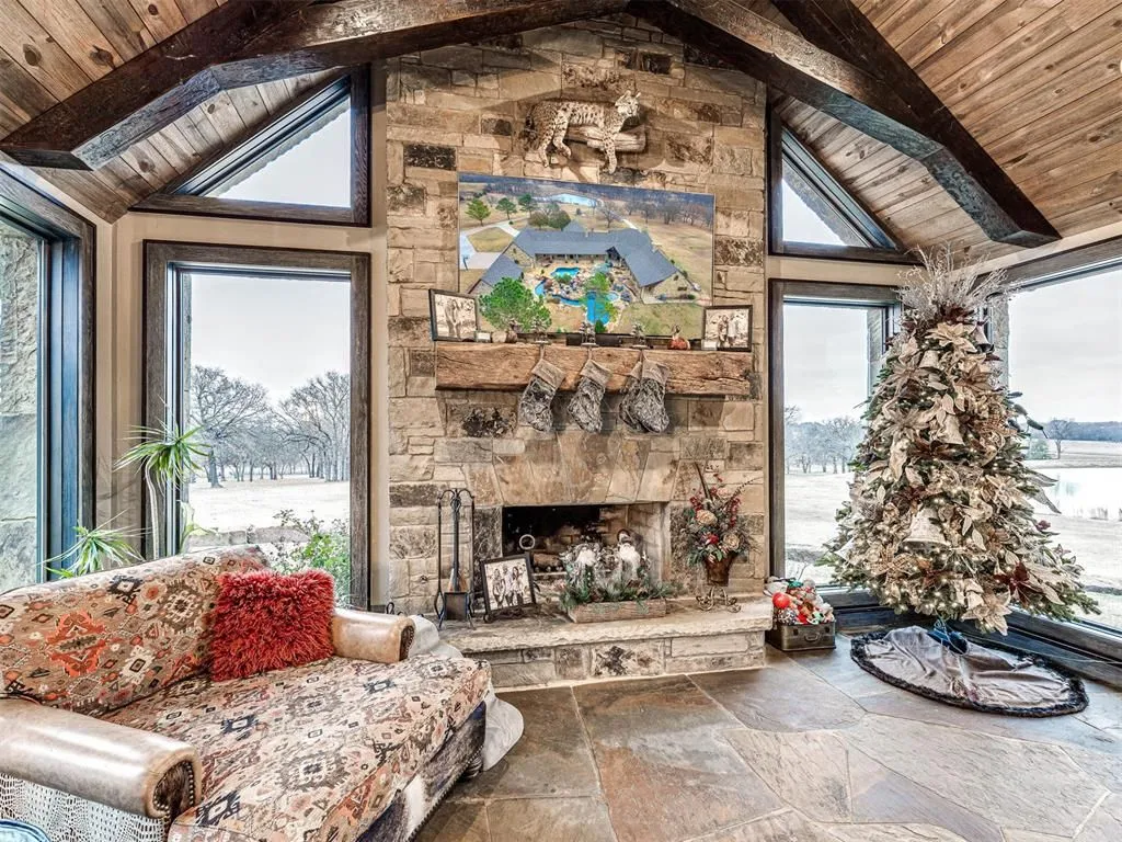 Oklahoma’s Exceptional 65-Acre Luxury Retreat Asking $5,495,000 21 27280 N County Road 3250 An Exceptional 65 Acre Oklahoma Luxury Hideaway 26