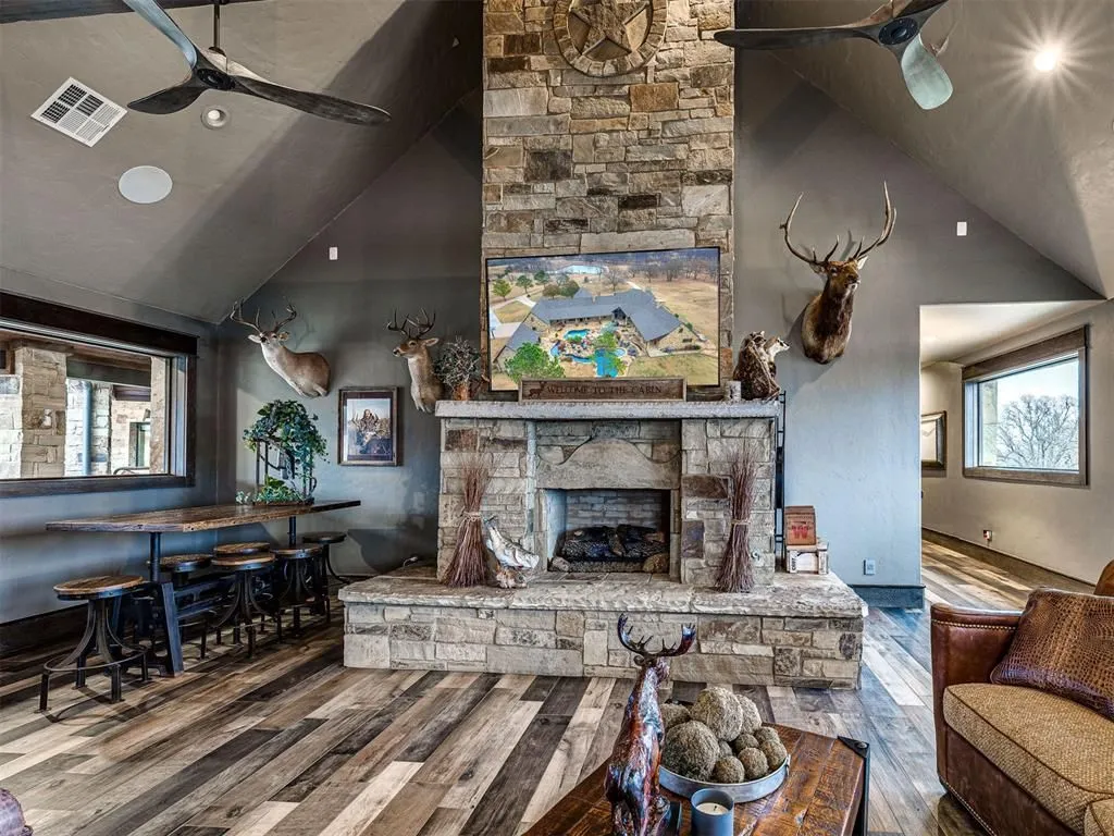 Oklahoma’s Exceptional 65-Acre Luxury Retreat Asking $5,495,000 31 27280 N County Road 3250 An Exceptional 65 Acre Oklahoma Luxury Hideaway 29