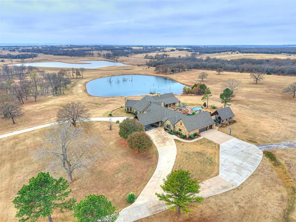 Oklahoma’s Exceptional 65-Acre Luxury Retreat Asking $5,495,000 7 27280 N County Road 3250 An Exceptional 65 Acre Oklahoma Luxury Hideaway 3