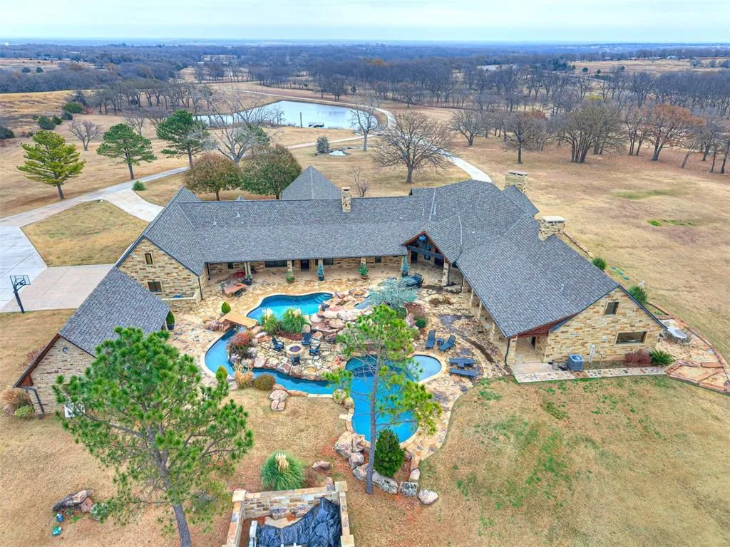 Oklahoma’s Exceptional 65-Acre Luxury Retreat Asking $5,495,000 8 27280 N County Road 3250 An Exceptional 65 Acre Oklahoma Luxury Hideaway 4