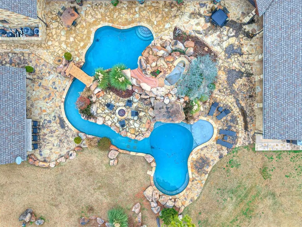 Oklahoma’s Exceptional 65-Acre Luxury Retreat Asking $5,495,000 9 27280 N County Road 3250 An Exceptional 65 Acre Oklahoma Luxury Hideaway 5