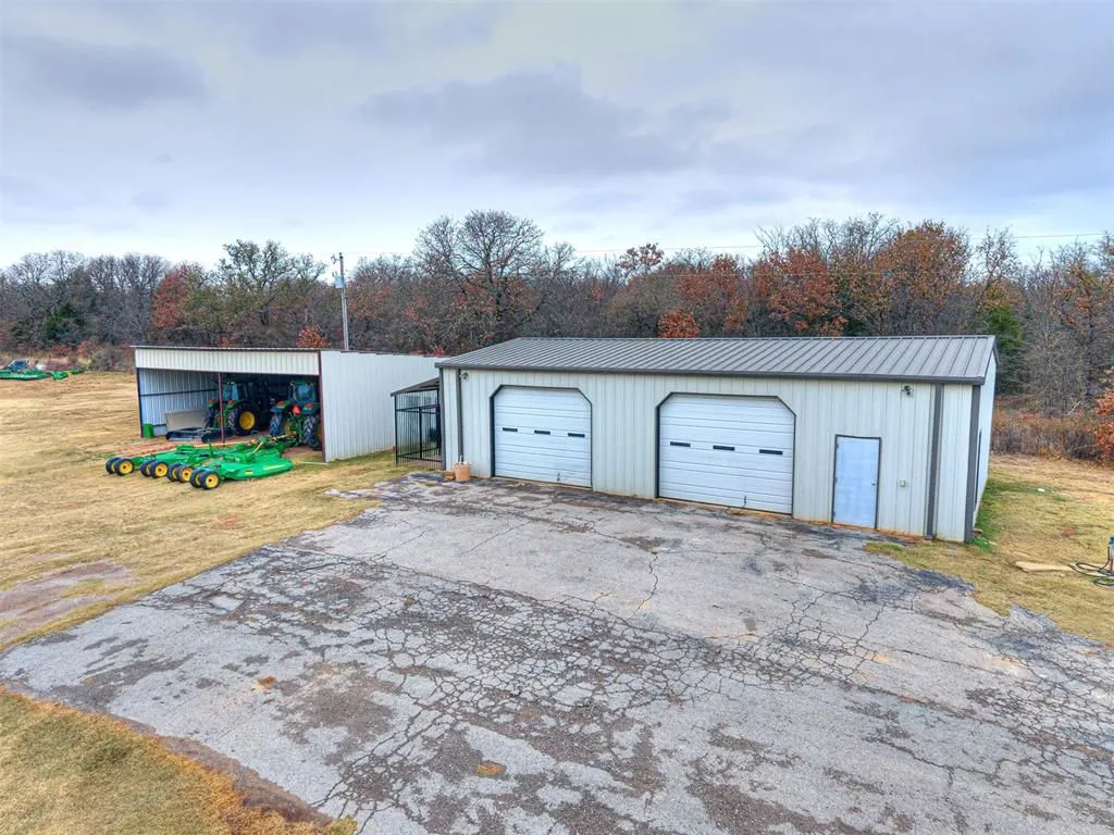 Oklahoma’s Exceptional 65-Acre Luxury Retreat Asking $5,495,000 34 27280 N County Road 3250 An Exceptional 65 Acre Oklahoma Luxury Hideaway 8