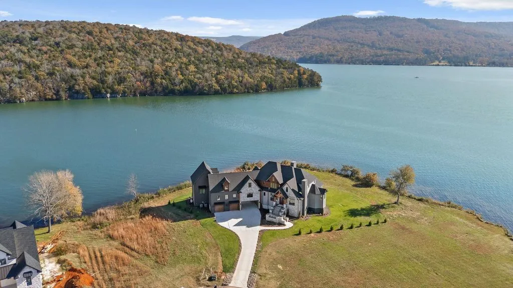 340 Edgewater Way Reveals an Extraordinary Lakeside New Construction Promising Elevated Waterfront Living 17