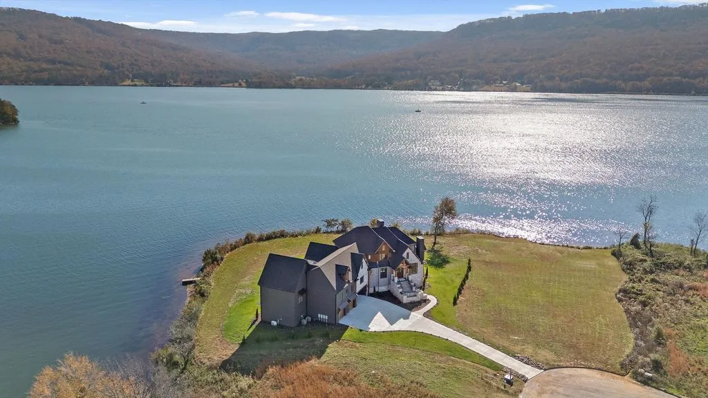 340 Edgewater Way Reveals an Extraordinary Lakeside New Construction Promising Elevated Waterfront Living 18