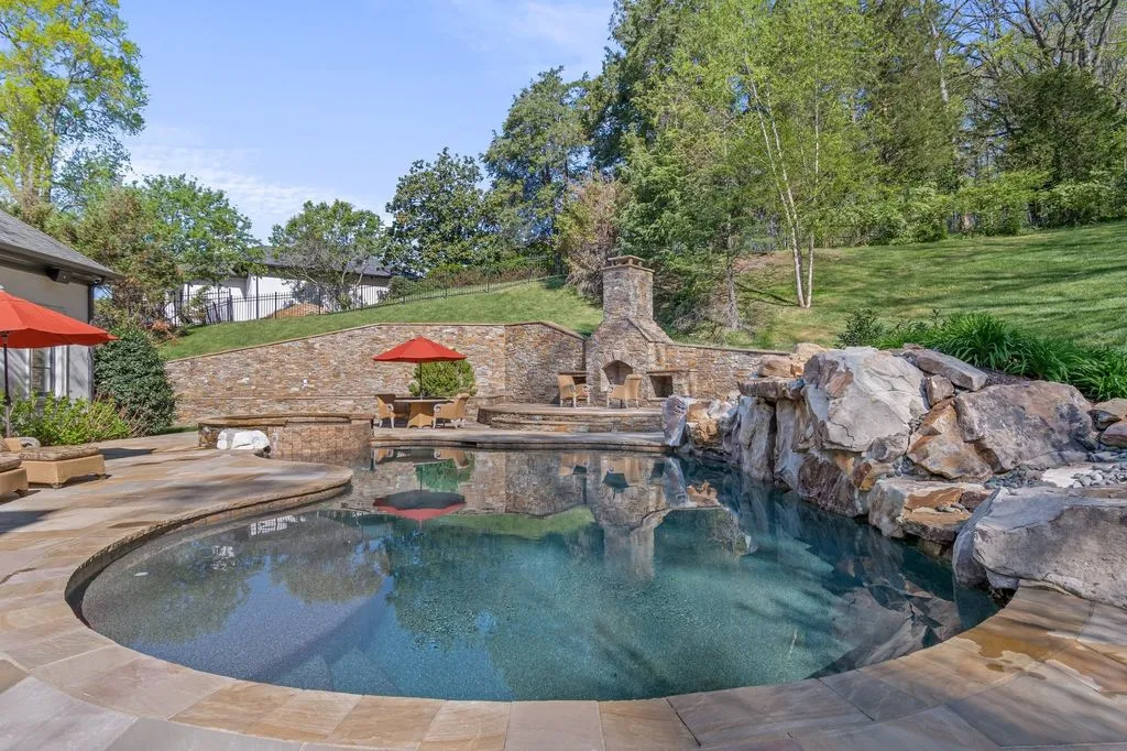 340 White Swans Xing A Stunning European Villa in Tennessee 23