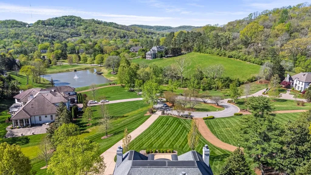340 White Swans Xing A Stunning European Villa in Tennessee 3