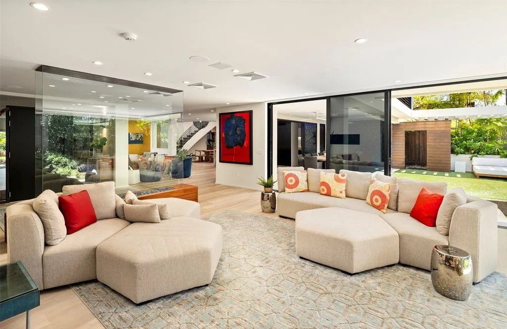 A Trophy Ocean-Adjacent Estate Defines Elevated Island Living in Hawaii at $8,875,000 9 4366 Royal Pl Showcases a Breathtaking Ocean Adjacent Sanctuar 5