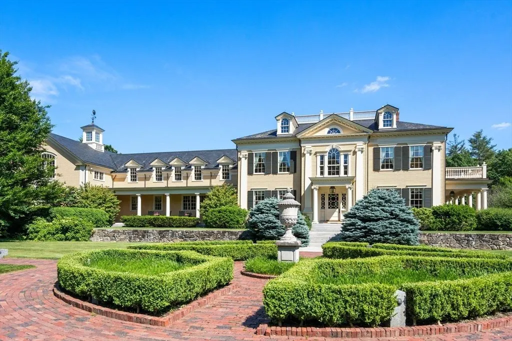 495 Hugh Cargill Rd An Exquisite Georgian Revival Masterpiece on 23.5 Acres in Massachusetts 4