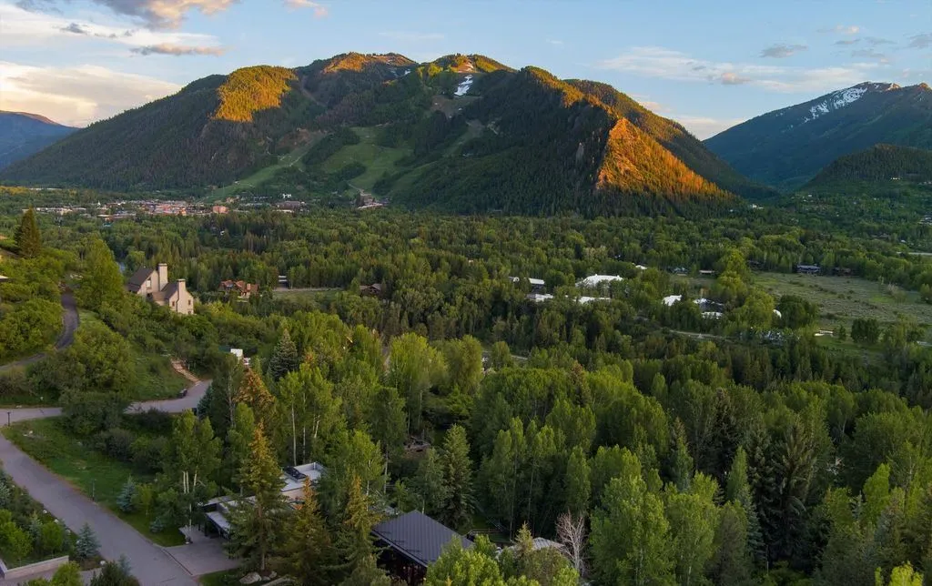 A Magnificent Colorado Retreat Showcasing Rustic Sophistication, and Modern Refinement for $23 Million 29 62 Bennett Ct A Magnificent Colorado Retreat Showcasing Scenic Mountain Views and Refined Rustic Modern Design 26