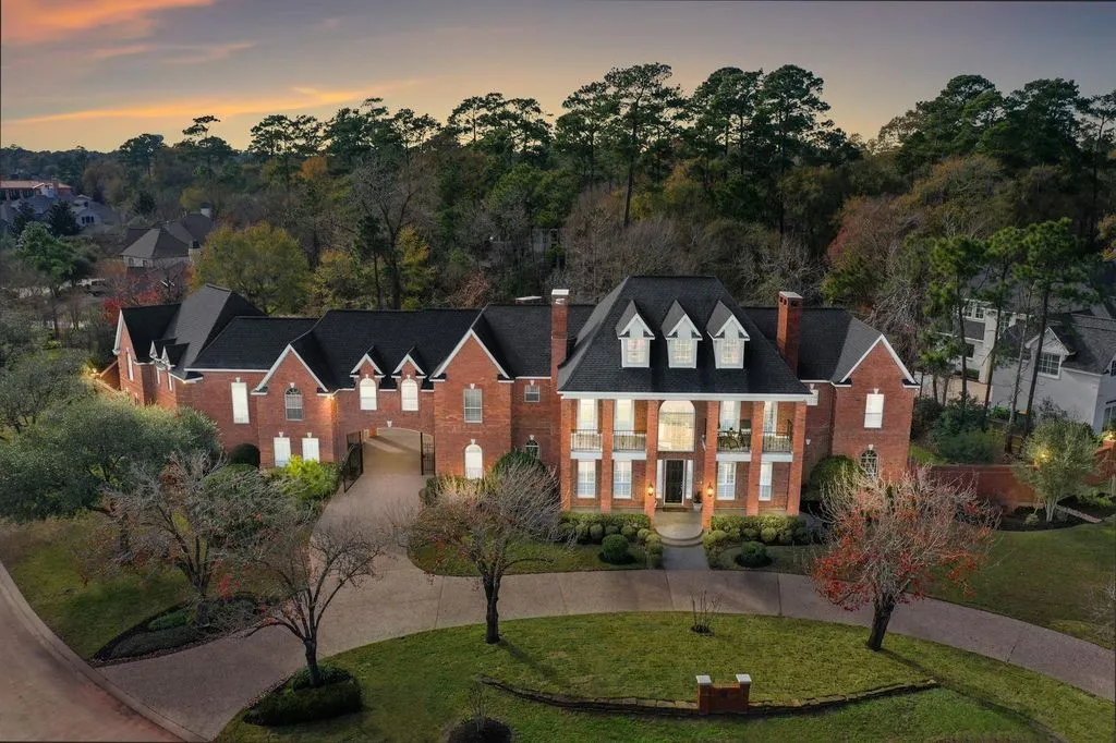 Timeless Design and Superior Craftsmanship Define This $2.8M Texas Residence 4 63 N Windsail Pl An Exceptional Home Defined by Elegant Design and Comfortable Luxury 1