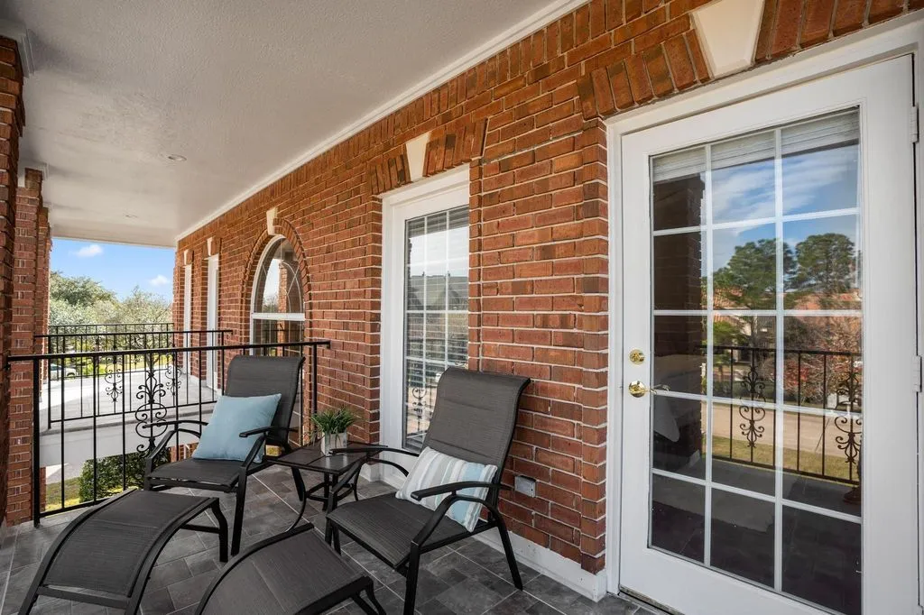 Timeless Design and Superior Craftsmanship Define This $2.8M Texas Residence 17 63 N Windsail Pl An Exceptional Home Defined by Elegant Design and Comfortable Luxury 19