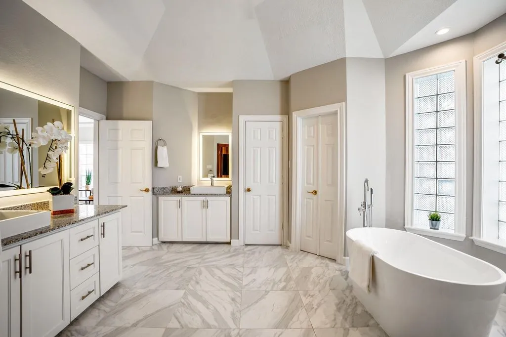 Timeless Design and Superior Craftsmanship Define This $2.8M Texas Residence 13 63 N Windsail Pl An Exceptional Home Defined by Elegant Design and Comfortable Luxury 20