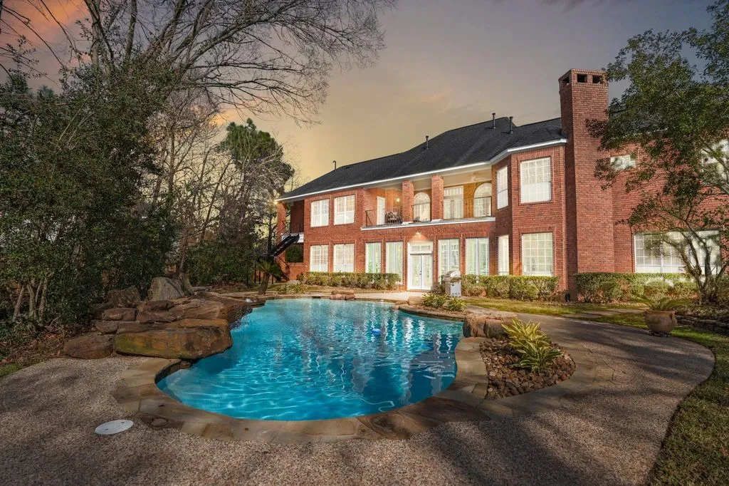 Timeless Design and Superior Craftsmanship Define This $2.8M Texas Residence 15 63 N Windsail Pl An Exceptional Home Defined by Elegant Design and Comfortable Luxury 21