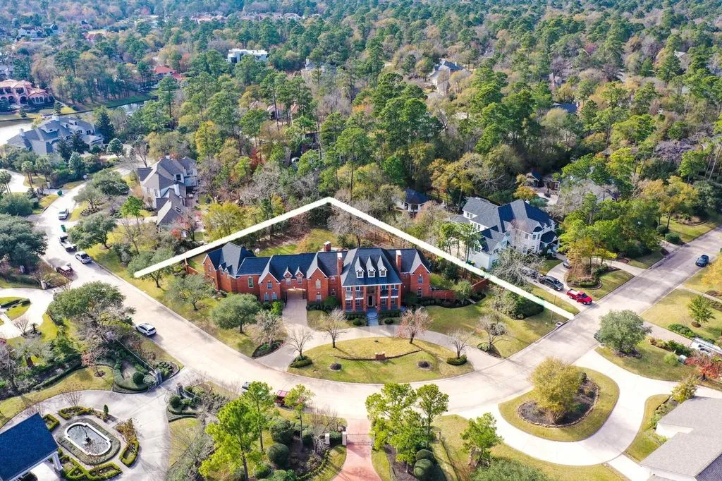 Timeless Design and Superior Craftsmanship Define This $2.8M Texas Residence 25 63 N Windsail Pl An Exceptional Home Defined by Elegant Design and Comfortable Luxury 3
