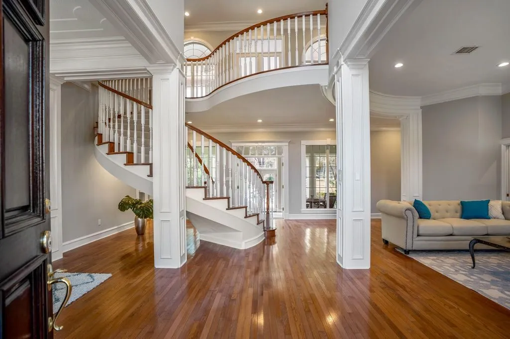 Timeless Design and Superior Craftsmanship Define This $2.8M Texas Residence 6 63 N Windsail Pl An Exceptional Home Defined by Elegant Design and Comfortable Luxury 5